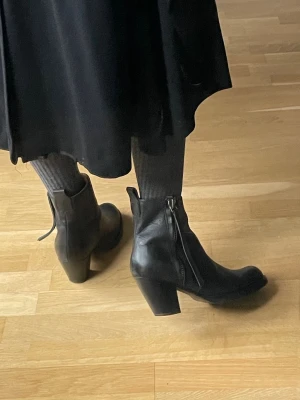 Acne boots - Acne boots i svart skinn i storlek 37 . I jättebra skick! Frankt ingår inte 🌸