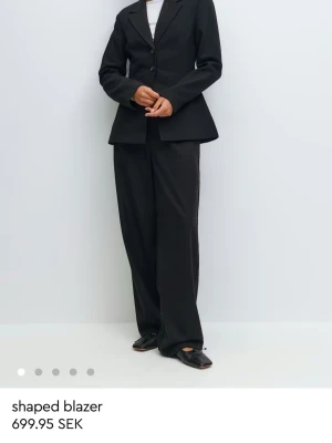 Svart shaped kavaj med knappar - Säljer denna kavaj från Gina som aldrig är använd och har lappen kvar