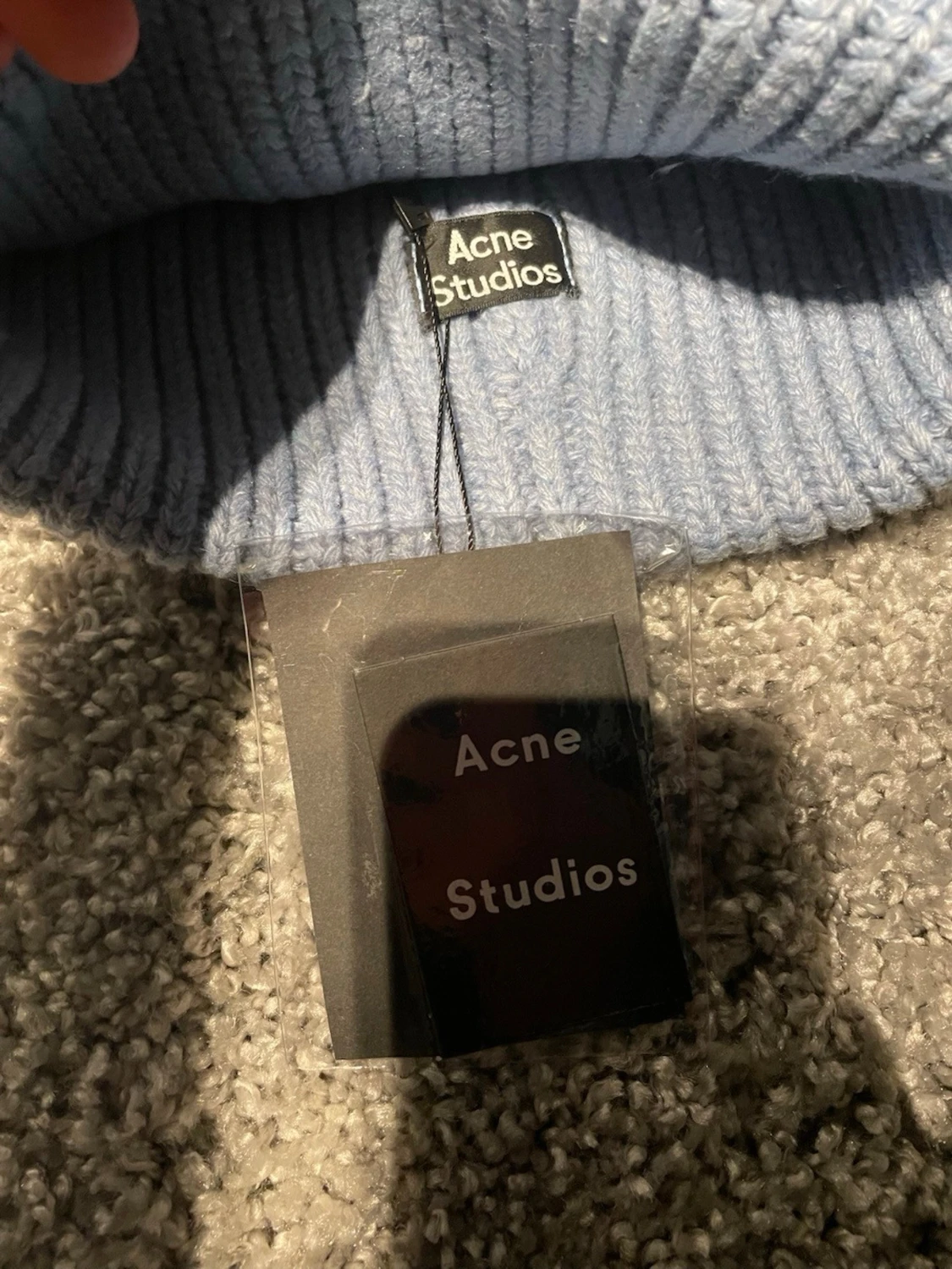 Ljusblå acne mössa - 2