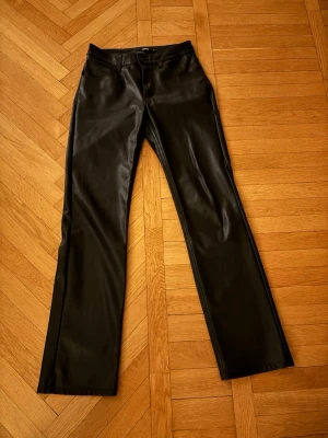 Svarta manchesterbyxor bootcut - Snygga svarta manchesterbyxor med bootcut passform och klassisk femficksdesign i storlek 36. Byxorna har raka ben och en stilren look som passar till många olika outfits. Materialet är manchester som ger en mjuk och cool känsla🩷