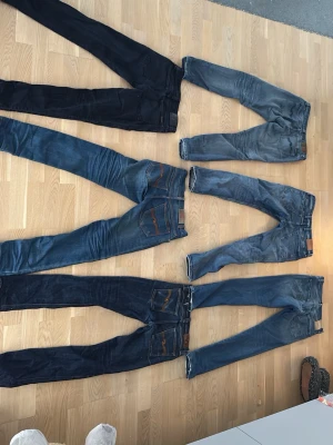 Fem par jeans i olika blå toner - Säljer sex par jeans från olika märken. 4 par nudie jeans, ett par jack and jones och ett par replay. Replay 600kr nudie 350kr-700kr jack and jones 650kr. Om du köper alla så får du de för 2200kr