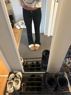 Svarta bootcut jeans från weekday - Säljer dessa väldigt snygga jeans från weekday då de har blivit för korta. Mycket fint skick.