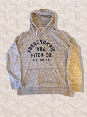 Abercrombie and fitch Hoodie |A&F| - Tjenare! Säljer nu min feta Abercrombie & Fitch-hoodie, en sällsynt och trendig hoodie som passar perfekt inom archive stilen. Hoodien är i storlek S men sitter även bra på S/M. Skickas så snabbt som möjligt efter genomfört köp 📬följ mig gärna här på plick! Skriv gärna om du vill ha fler bilder eller har några frågor. Mvh, Theo