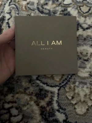 All I Am Beauty ansiktspalett - Snygg ansiktspalett från All I Am Beauty med fyra nyanser: en ljus champagne, en rosaröd, en varm brun och en skimrande koppar. Perfekt för contour, highlight och blush. Kommer i en stilren fyrkantig förpackning med spegel. Orginal pris 600kr