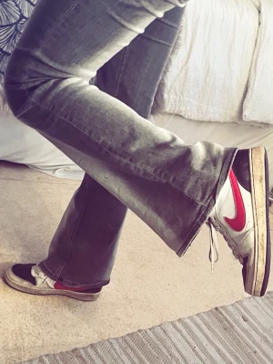 Nike Dunk sneakers med röd swoosh - Röd,vit och svarta nike skor. Inga skador mer än att de är lite smutsiga. Men om man pallar göra rent de så är de nästan som nya 😉💕