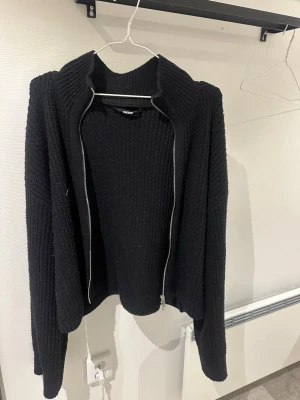 Stickad kofta  - Svart stickad kofta från Bik Bok