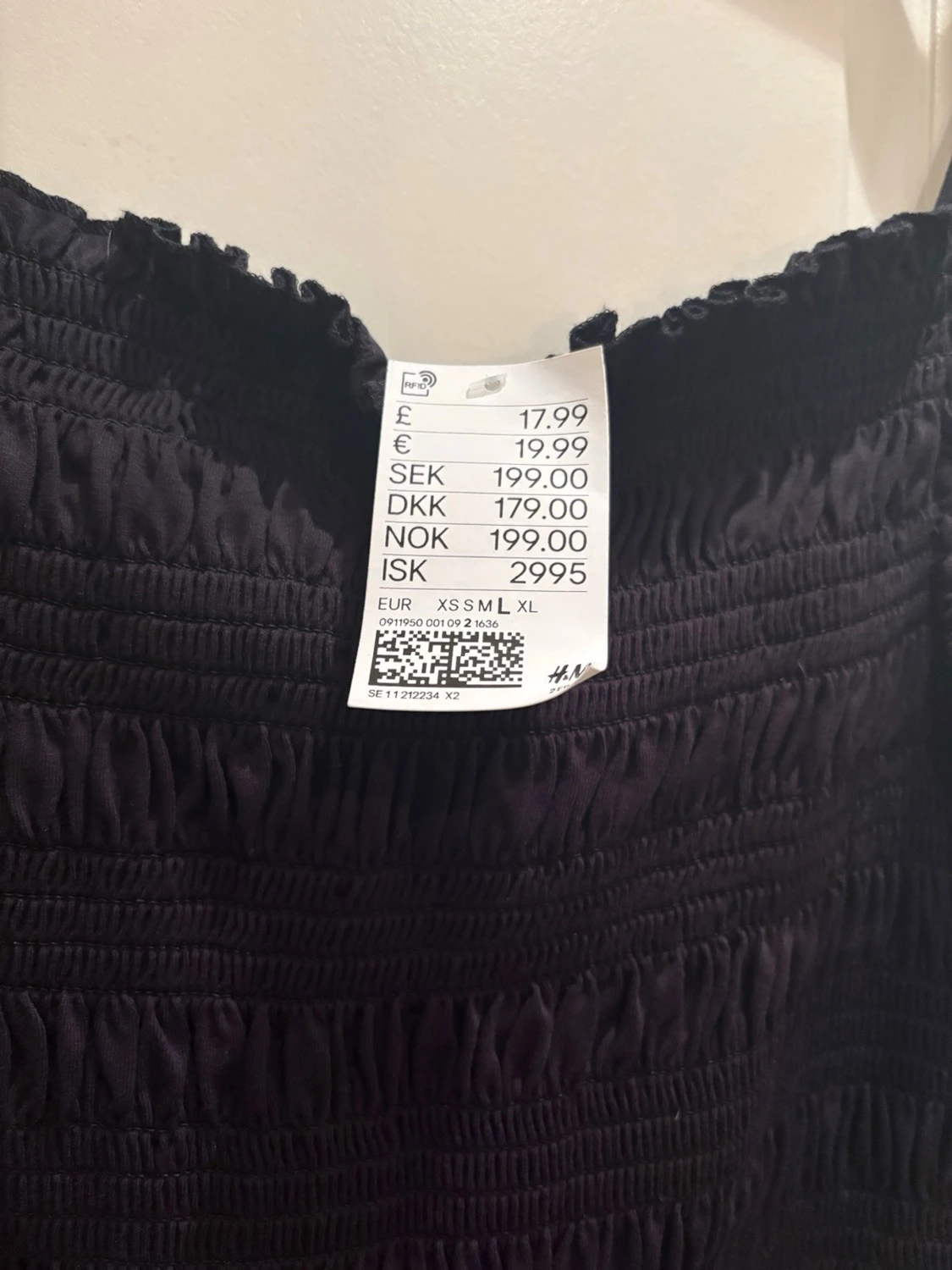 Svart smockad klänning H&M - 1