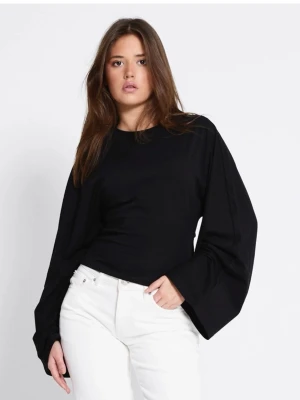 Svart långärmad topp från 157 - Svart långärmad topp från 157 med oversized ärmar och rund halsringning. Enkel och stilren design som passar perfekt till jeans eller kjol. Tillverkad i mjukt material för en bekväm känsla hela dagen.