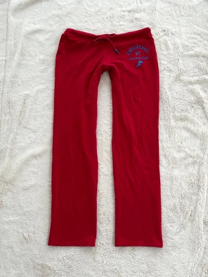 Abercrombie & fitch lågmidjade byxor  - Ett par byxor från Abercrombie & fitch i storlek M. Rakt över midjemått: ca 41cm. Innebenslängdd ca 77cm. Finns 1 litet hål på framsidan (se bild). Även resåren i midjan har tvistats, men inget som påverkar funktionen. Jag fraktar inom 24h, frakt med PostNord prioriteras. Se liknande plagg i min profil!