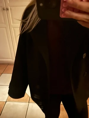 Svart kappa  - Säljer en jätte fin kappa från ginatricot med detaljer på armarna och har fickor som jag inte använder längre! Jag har för mig att det är en knapp som saknas men som inte syns och den går och stänga utan några bekymmer 💖 storlek 158/164 kan möjligtvis gå ner i pris!