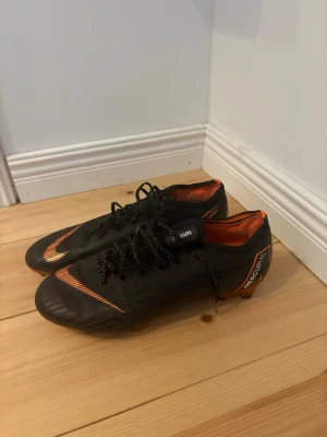 Nike Mercurial Vapor 360 fotbollsskor - Säljer ett par svarta Nike Mercurial vaper, då jag köpte de men de var för små för mig. 