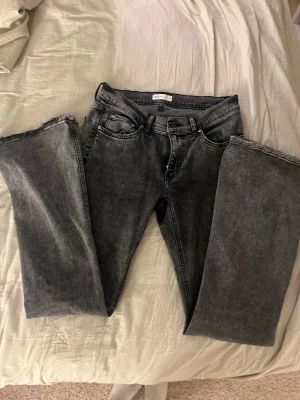 Svarta bootcut jeans från Perfect Jeans - Säljer ett par svarta bootcut jeans från Perfect Jeans i storlek 40. Jeansen har en klassisk femficksmodell, hög midja och lätt utsvängda ben. Materialet är mjukt denim och färgen är tvättad svart för en cool look. Mid-high Waits. Priset går att diskutera💞