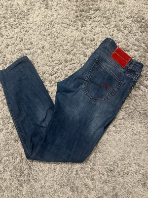 Jacob Cohën jeans - Jeans från Jacob Cohen i modellen 688. Väldigt fint skick, storlek 32. Hojta till vid frågor!