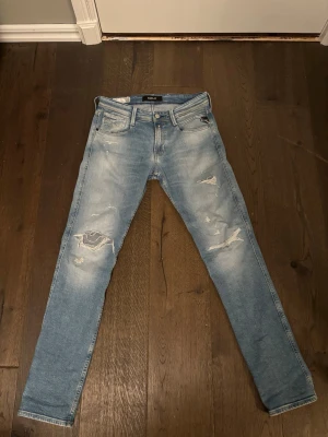 Replay Anbass - Ett par fina knappast använda Replay Anbass Jeans med fina slitningar! Är seriös när jag säger att de ahar användigts mindre än 5 gånger eftersom de ej faller i min smak. Inga defekter och kontakta mig gärna för intresse/frågor