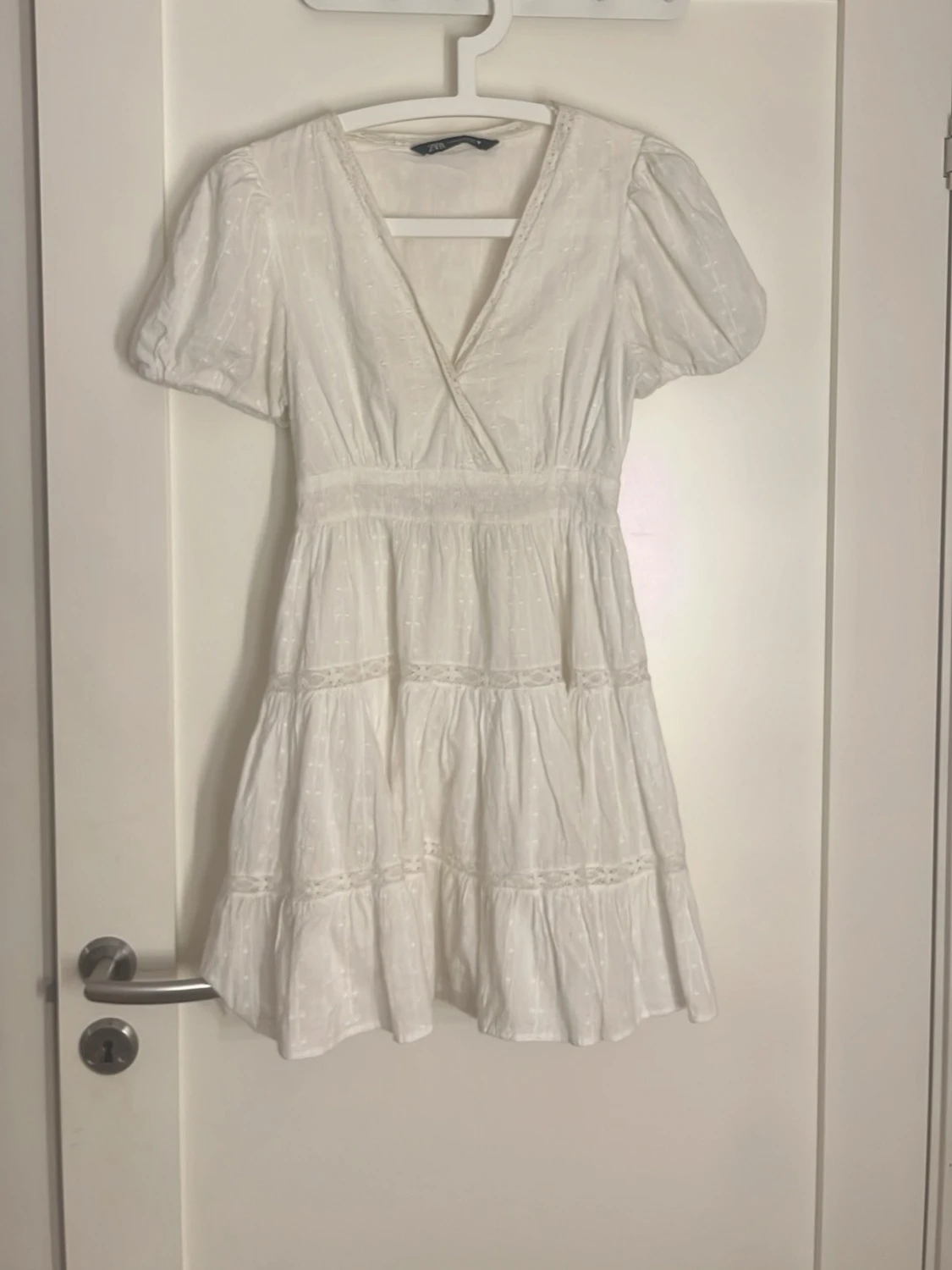 Vit omlottklänning med puffärm