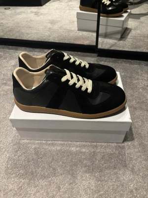 Maison margiela gats - Tjena! Släpper nu iväg mina svarta maison margiela gats. Dom är nästan helt nya och knappt använda! Pris kan diskuteras.