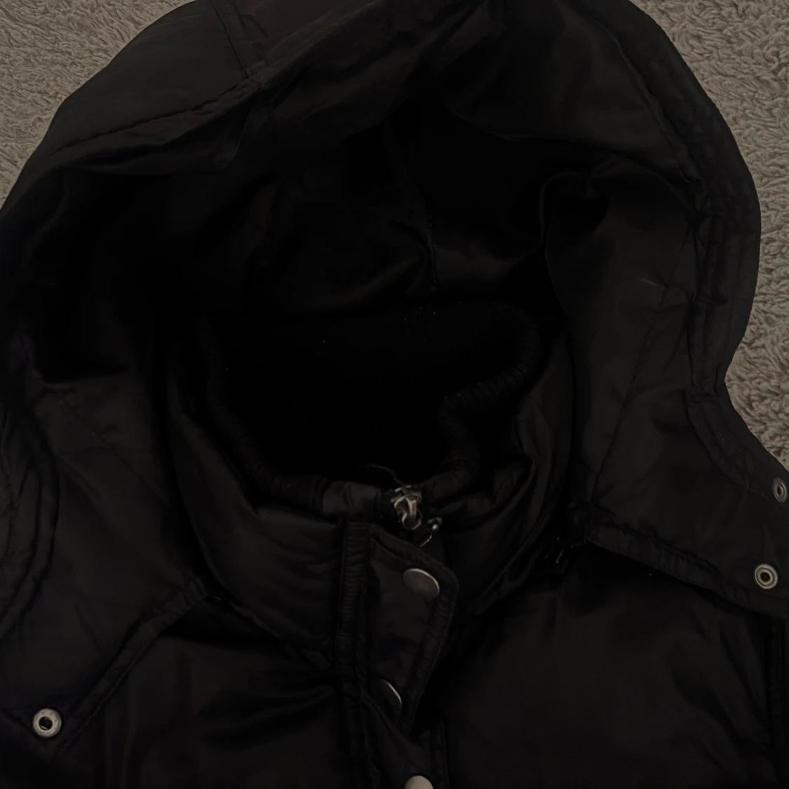 Svart dunjacka med huva - 1