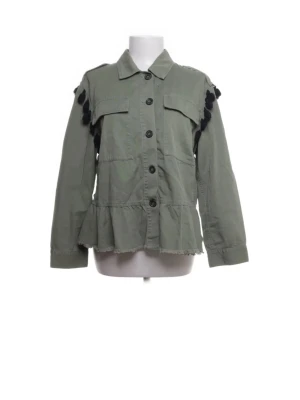 Grön jeansjacka från Zara - Grön jeansjacka från Zara med tofsar och detaljer på ryggen. Storlek M