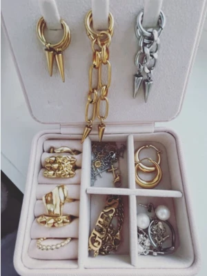 Guldfärgade chunky ringar/örhänge - Säljer flera chunky ringar i guldfärg med olika designer, bland annat flätad, slät och quiltad stil. Perfekta för att skapa en trendig och edgy look. Passar att mixa och matcha med andra smycken för en personlig stil.