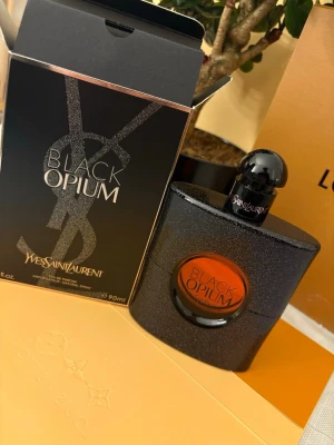 YSL Black Opium  - Hej säljer en YSL black opium 90 ml. 