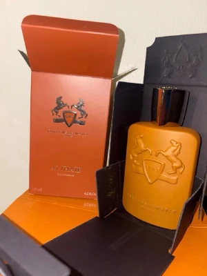 Parfums de Marly Althaïr EdP 125ml - Exklusiv parfym från Parfums de Marly, Althaïr EdP, 125 ml. Flaskan är matt brun med elegant reliefmönster och silverfärgad kork. Kommer i matchande brun kartong med guldiga detaljer. En lyxig doft för dig som gillar unika parfymer.