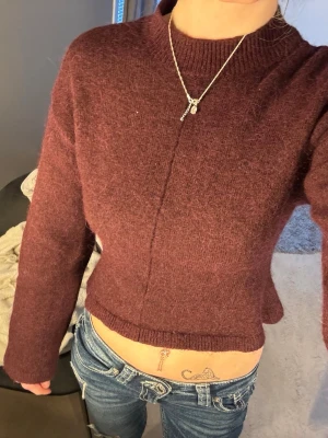 kort stickad tröja - kort stickad tröja med någon slags söm i mitten av tröjan, från gina young 14+ och storleken sitter som en XS på mig❤️