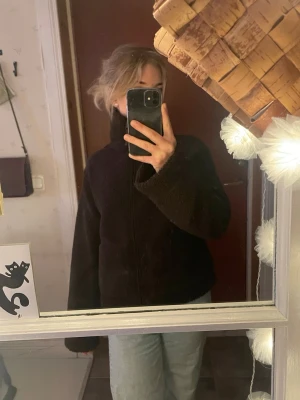 Mörkbrun teddyjacka HM - Mysig mörkbrun teddyjacka med hög krage och två stora fickor framtill. Pris kan diskuteras☕️