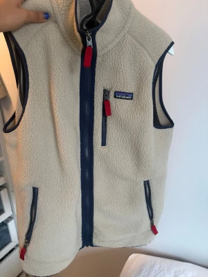 Patagonia  -  Sälja min killes jättesnygga populära väst för att han inte använder den mer och har växt ut den Det är i storlek medium, men passar också L och smal beroende på hur man vill att den ska sitta. Nypris är 1500