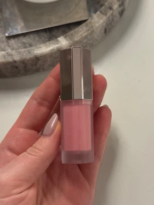 Lancome face idole liquid blush - Säljer en liquid blush från Lancôme i nyansen 10. En väldigt fin rosa färg. Den är inte super pigmenterad så därför blir färgen väldigt fin även på huden och den är lätt att arbeta med. Nypris: 480 kr. Hör gärna av dig vid frågor❤️