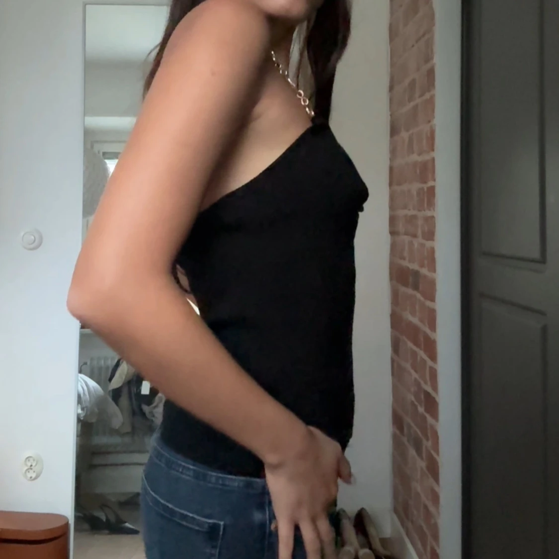 Svart linnetopp med kedjedetaljer - 2