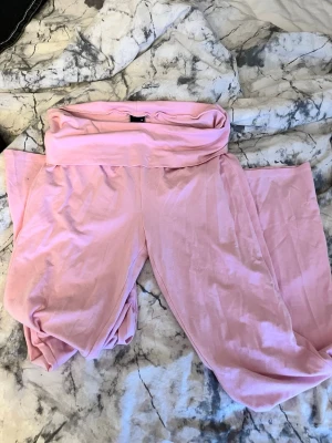 Rosa yogapants  - Ett par rosa yogabyxor från Gina tricot, aldrig använda och i fint skick! I storlek M men passar S också. Helt slutsålda 