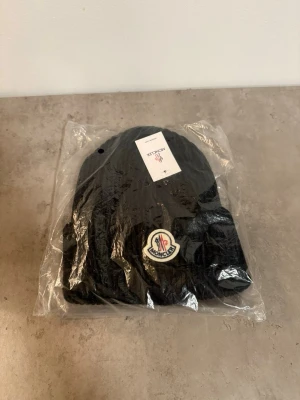 Svart moncler mössa - Helt ny moncler mössa