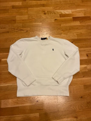 Ralph Lauren Sweatshirt - Säljer en snygg vit Ralph Lauren Sweatshirt. Är nästan ny, har inga fläckar. Passar både men i M och S storleken. Jag är 183 cm lång och passar bra. 