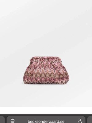 Becksodergard väska, BYTE - Fick denna väska i julklapp men vill ha en annan förg, så vill göra byta med någon. Skriv gärna om du vill o bild på väskan !!❤️❤️