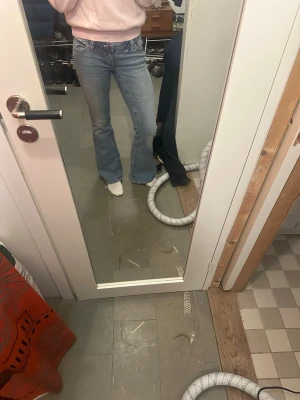 Bootcut ljusblå jeans - Säljer ett par ljusblå bootcut jeans med klassisk femficksdesign och låg midja. Jeansen har en snygg tvätt. Säljer pga att det är för små🩷 De är helt oanvända.
