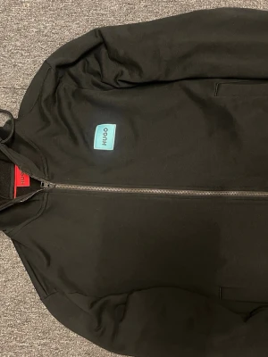 Hugo kofta Storlek L - Säljer denna kofta då jag inte använder den alls eftersom den är stor, storlek L men passar M mer.