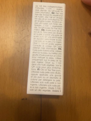 Tea Tree Oil från Australian Bodycare - Ren tea tree-olja i en liten vit förpackning från Australian Bodycare. Innehåller 10 ml och är avsedd för utvärtes bruk, kan blandas ut med vegetabilisk olja. Passar för hudvård och punktbehandling. Tillverkad i Danmark.