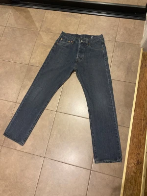 Levi's 501 blå jeans - Klassiska 501 jeans från Levi's i storlek W29 L30. Perfekta till vardags! nyskick. Postar inom 24h📦 köp mer än ett plagg för att få 10%🤝