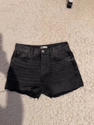 Ett par hemmagjorda svarta jeansshorts från Gina Tricot - Säljer ett par hemmagjorda svarta jeansshorts från Gina Tricot. Det var ett par jeans innan jag gjorde det till shorts. Storlek 38 ordpris:599kr säljer för 100kr plus frakt