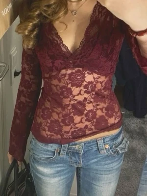 Röd spets tröja - Säljer den jättefina spets tröjan från Gina Tricot, angängs en gång❤️