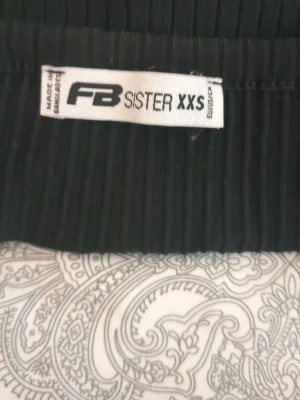 Svart tröja - Svart linne som är ribbat med en liten tråd på ryggen💕