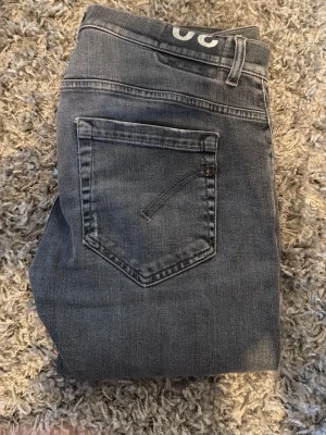 Dondup jeans  - Säljer nu mina Dondup jeans modell George skinny fit. Då jag inte använder dom, de är i perfekt skick märks knappt att de är använda. Skick: 9/10, Mitt pris: 650 Hör av er vid frågor och funderingar, priset är inte hugget i sten. 
