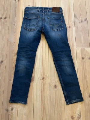 Replay Anbass - Stilrena Replay Anbass i gott skick | W30 | L30 (passar L31 då de är något längre). Sitter slim fit. Skriv vid fundering eller annat 🙌