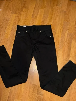 J Lindberg byxor skinny, storlek 30/32 - Ett par riktigt snygga JL byxor som bara använts några få gånger Storlek 30/32