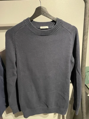  stickad tröja - Klassisk mörkblå stickad tröja, ny pris 1300. inte speciellt mycket använd.