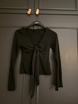 Knyttopp Gina tricot - Säljer denna tröja från Gina som man knyter