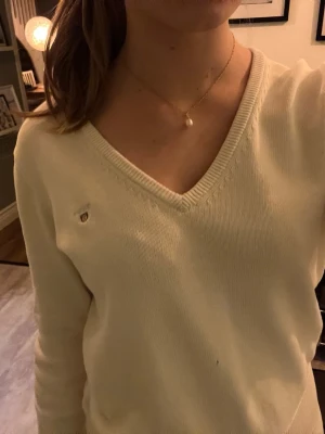 Snygg gant tröja  - Säljer min fina gant tröja då den aldrig används. Tröjan är jätte skön att ha på sig och är i storlek S. Tyvärr så finns det ett litet hål i armhålan men inget som syns vid användning, är ni intresserade eller har en fråga så är det bara att skriva!