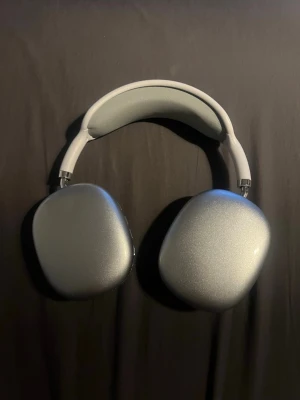 Trådlösa hörlurar  - Snygga trådlösa over-ear hörlurar i silver med modern design och mjuk vadderad bygel. Hörlurarna har stora, ovala kåpor och en stilren look som passar perfekt till musik, gaming eller videos. Levereras snabbt 