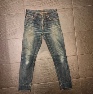 Nudie faded Selvedge jeans  - Säljer dessa unika Nudie Selvedge denim jeans med helt störda fades. Lagade i skrevet som syns på bilden. Längd 32 och 26 i midja men sitter som 27-28. Skriv vid minsta fundering!