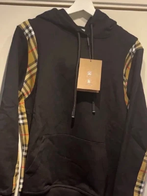 Burberry hoodie  - Burberry hoodie som är stilig och unik 😆
